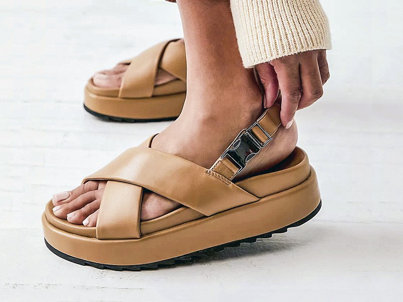 Flat sandals 