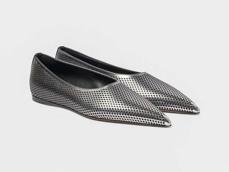 Printed ballerina flats focused on texture and contrast