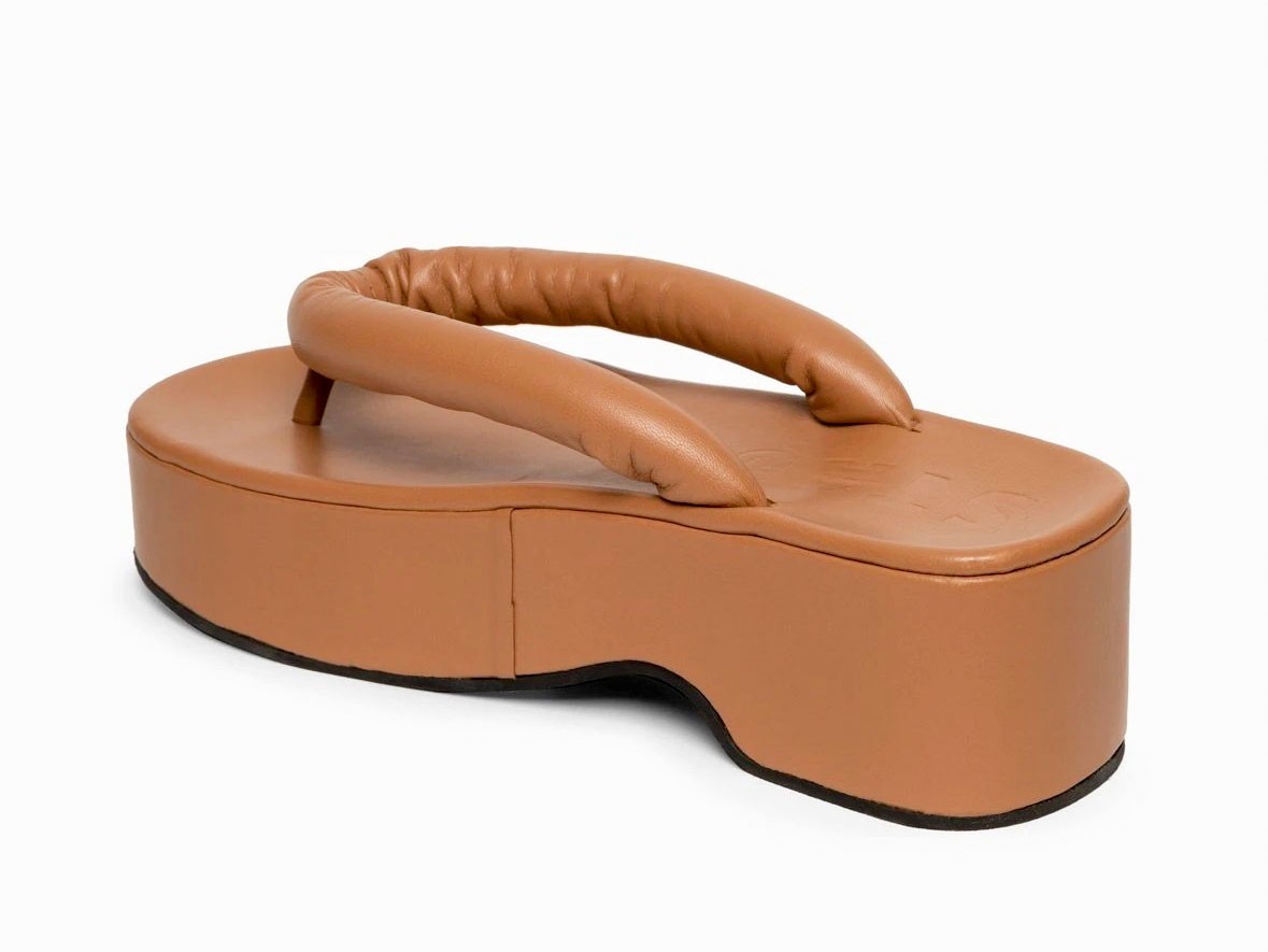 TIPS FOR NEXT SUMMER: Flip flops, tubular strips, tawny color