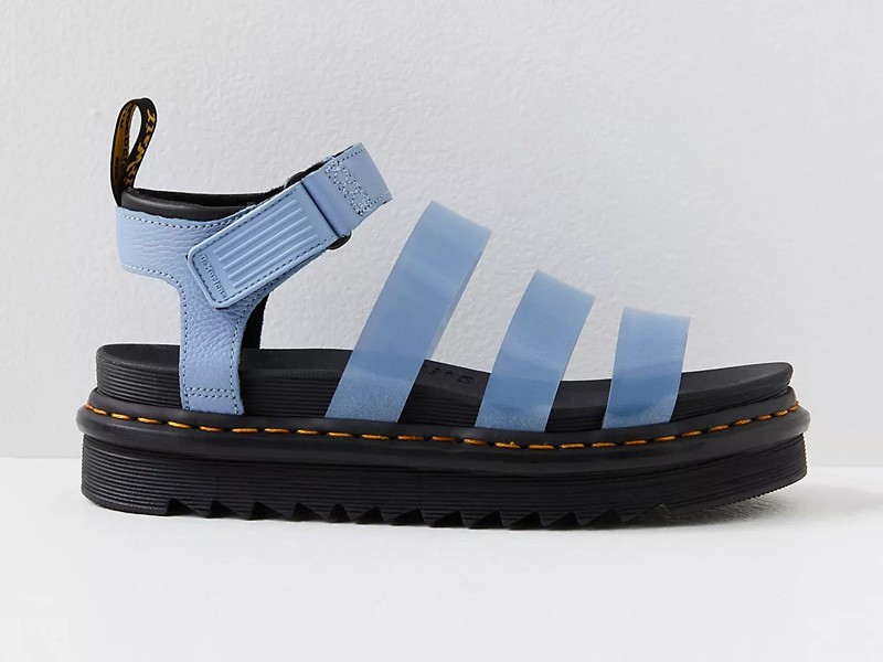 True to its style, DR. MARTENS presents new proposals in slides and sandals