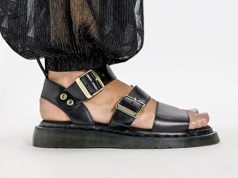 Sandalias romanas enlazan tiras, hebillas y tobillos