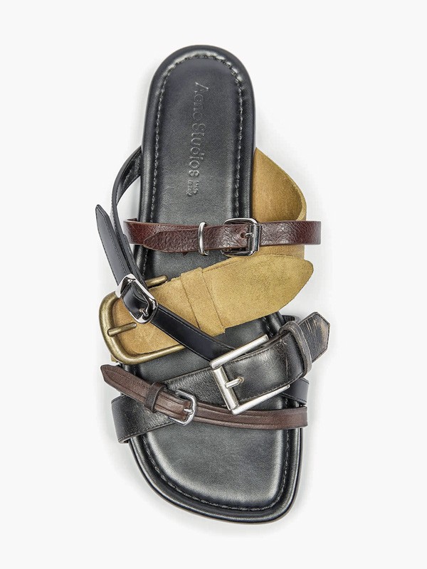 Chanclas urbanas combinan fajas, hebillas y cruces