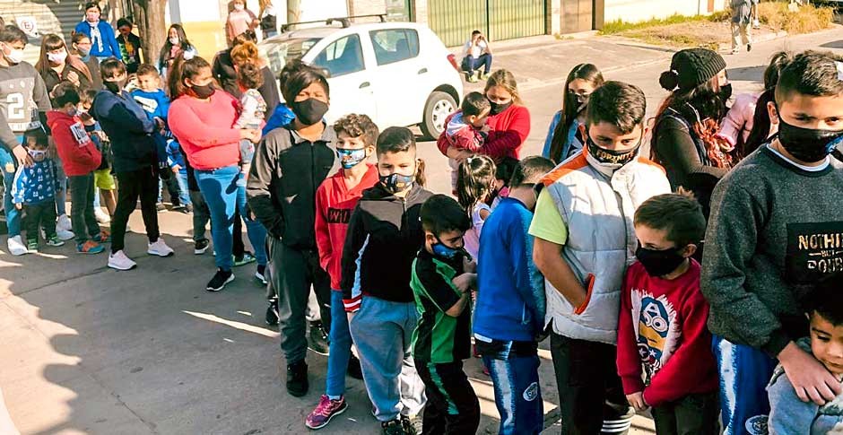 En el Día del Niño, un proveedor de calzado le puso una sonrisa a la cuarentena