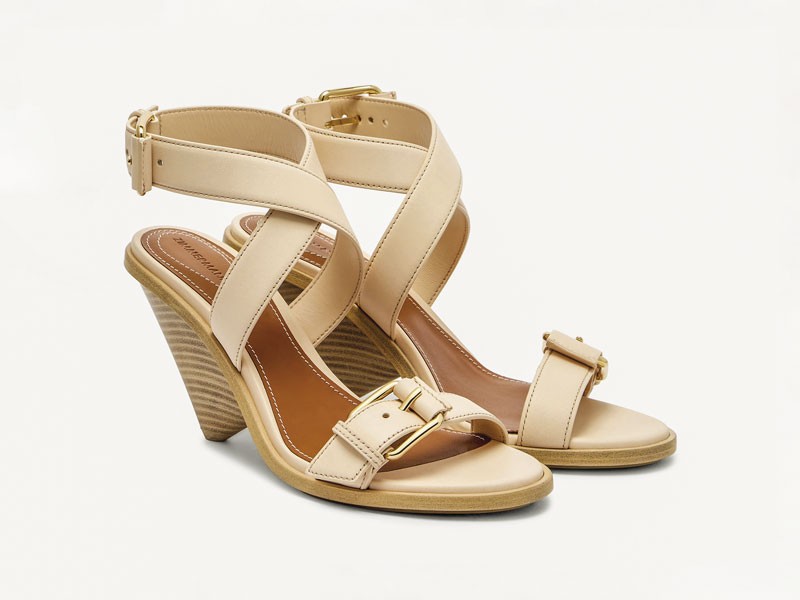 Sandalias altas equilibran tiras finas, color y volumen