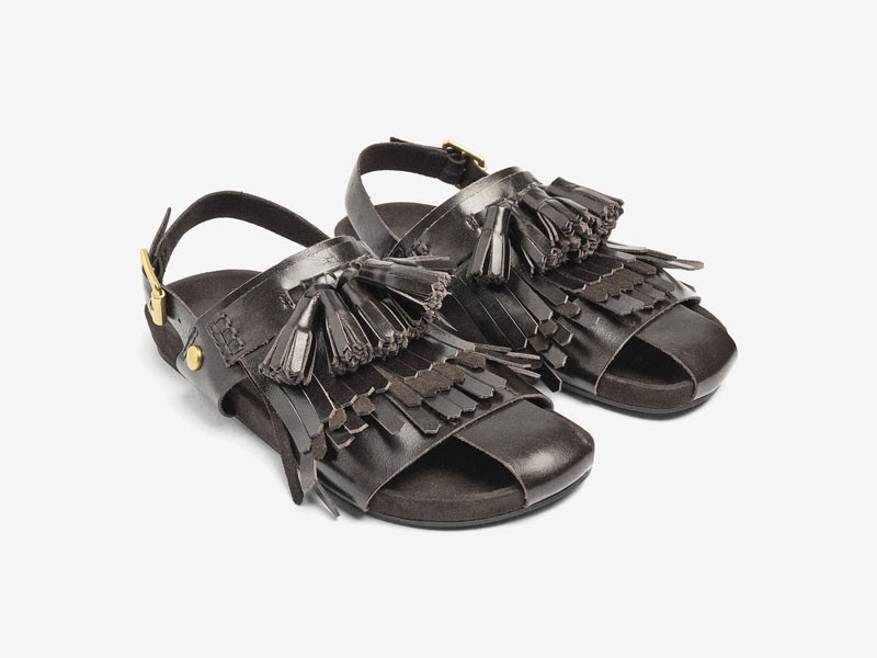 Sandalias cangrejeras renuevan tramas, color y tiras