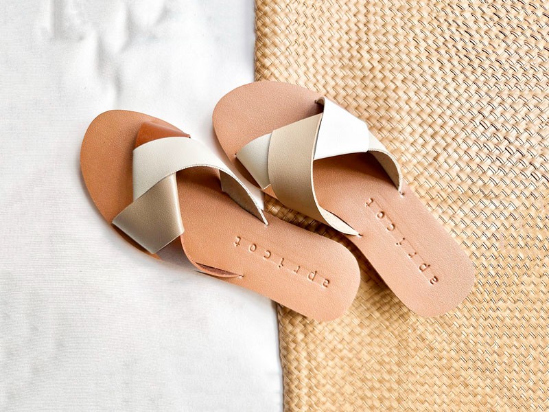 Minimalist APRICOT slides: Comfortable and elegant