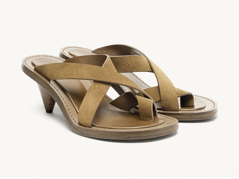 Sandalias altas equilibran tiras finas, color y volumen