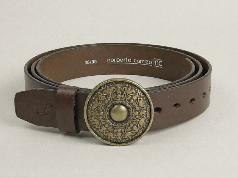 Herrajes transforman sandalias con hebillas, tachas y cruces