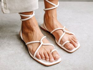 CALZADO-ZAPATO-MUJER-TIRAS-FINAS-MODA-FOOTWEAR-SHOES-WOMAN-FASHION-SERMA-lace-it-up-ivory-flat-sandal-fla.jpg