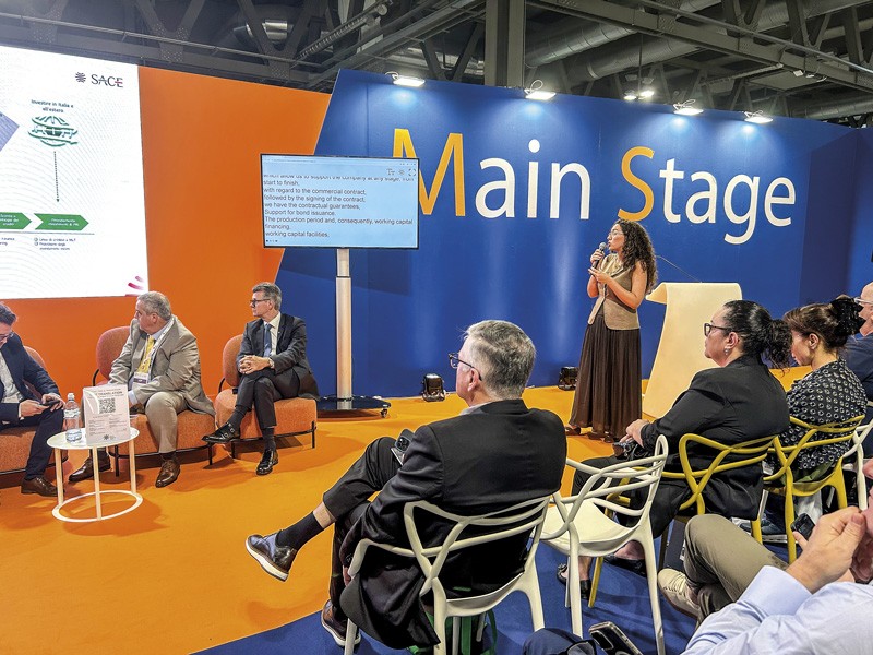 El público asistente siguió atentamente las exposiciones de dirigentes y autoridades. Tecnología italiana para América Latina