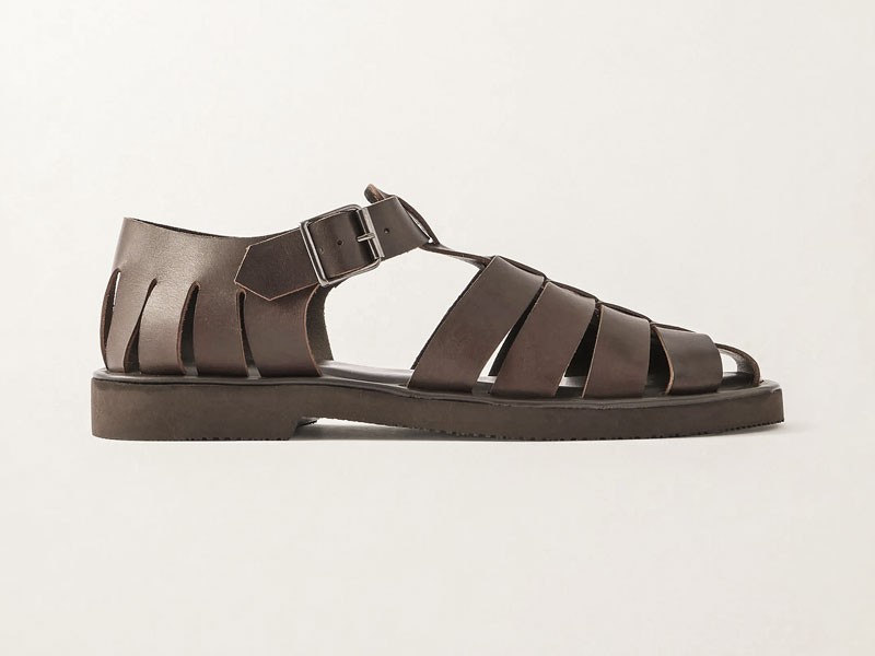 Sandalias masculinas combinan tiras, calados y fondos robustos
