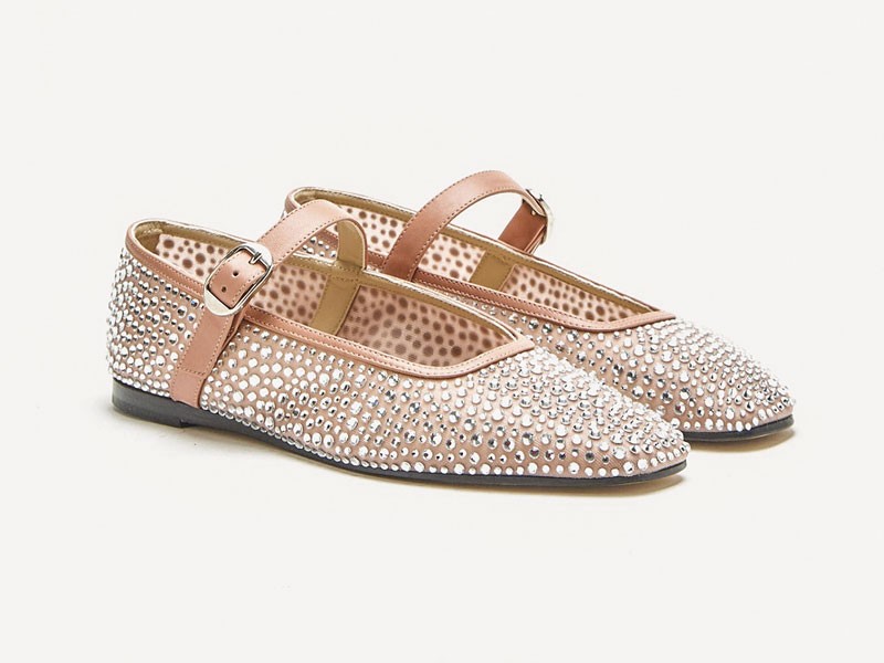 Calzado rosa suaviza siluetas urbanas con acentos brillantes