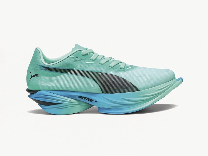 Sneakers deportivas activan mallas, suelas y color técnico