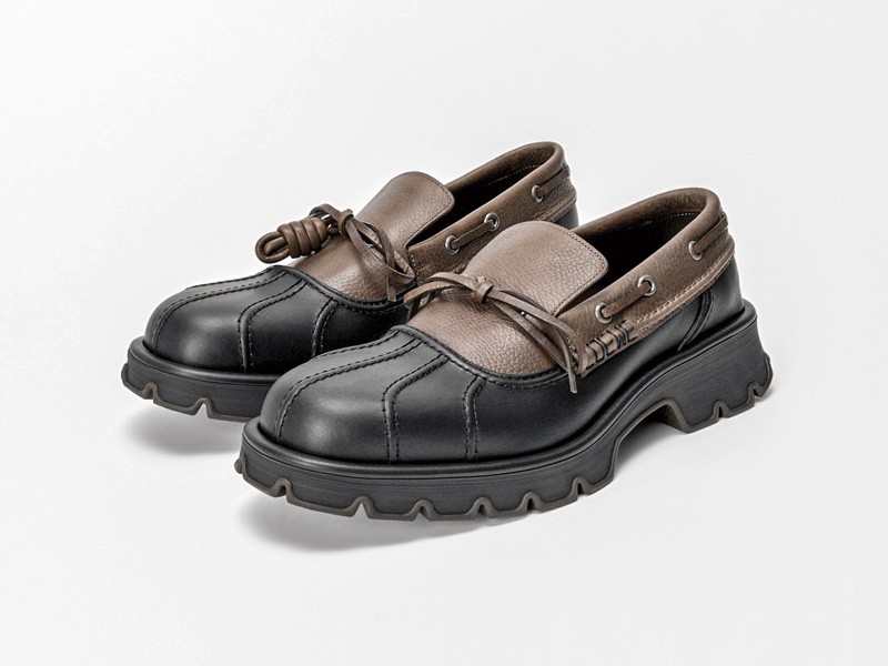 Low shoes with visible linings and soft volumes