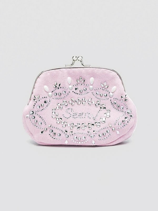 Calzado rosa suaviza siluetas urbanas con acentos brillantes