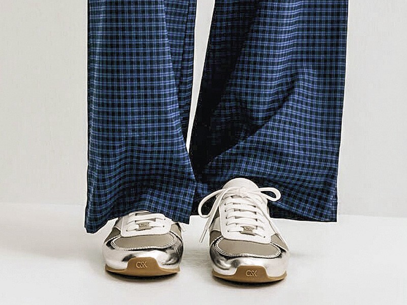 Women’s metallic sneakers with urban silver shine