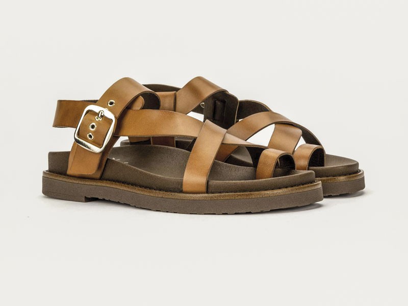 Sandalias masculinas combinan tiras, calados y fondos robustos