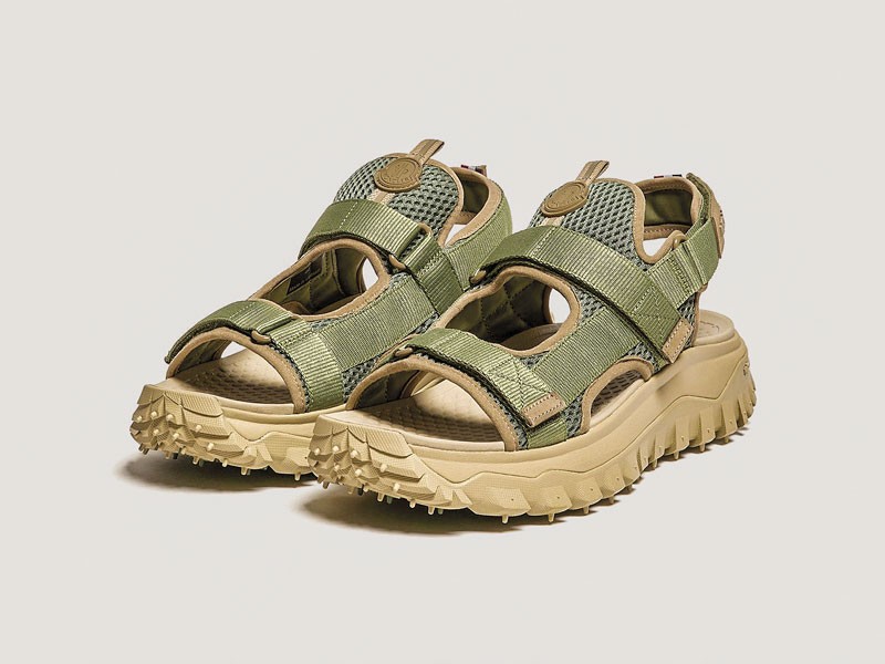 Outdoor sandals adjust straps, closures and soles