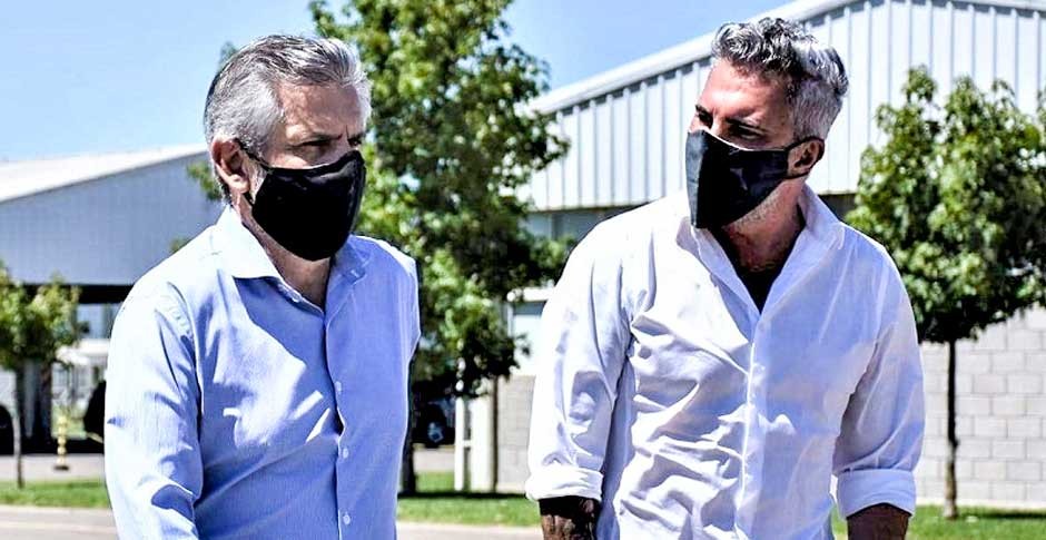 The mayor of Chivilcoy, Guillermo Britos, and the businessman from Bicontinentar, Gustavo Fernández, on tour of the manufacturing plant.