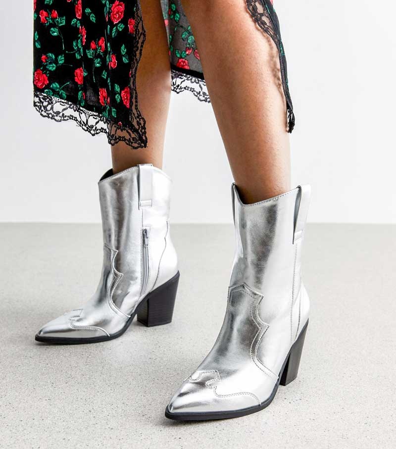 Winter lights up! Silver boots are trendy