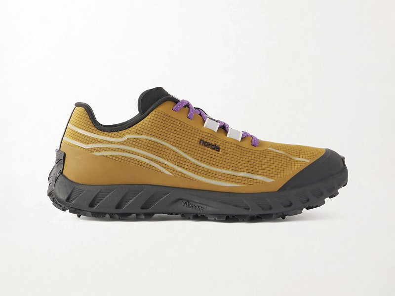 SNEAKERS URBANAS ZAPATILLAS ZAPA HOMBRE TENDENCIA CALZADO MARROQUINERIA BOLSOS CARTERAS PRIMAVERA VERANO 2026 SERMA 158w2000_q80-(15).jpg La transición capellada-suela define las sneakers urbanas masculinas