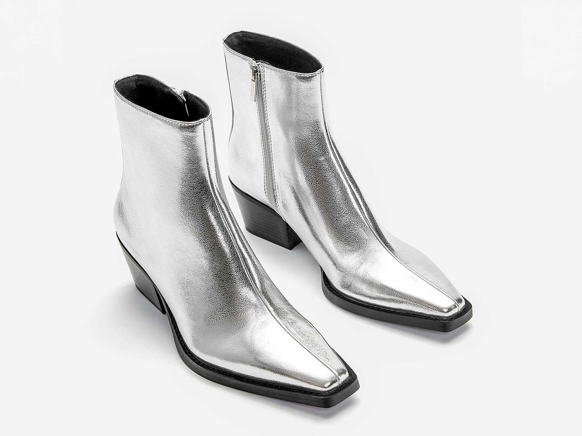 Winter lights up! Silver boots are trendy