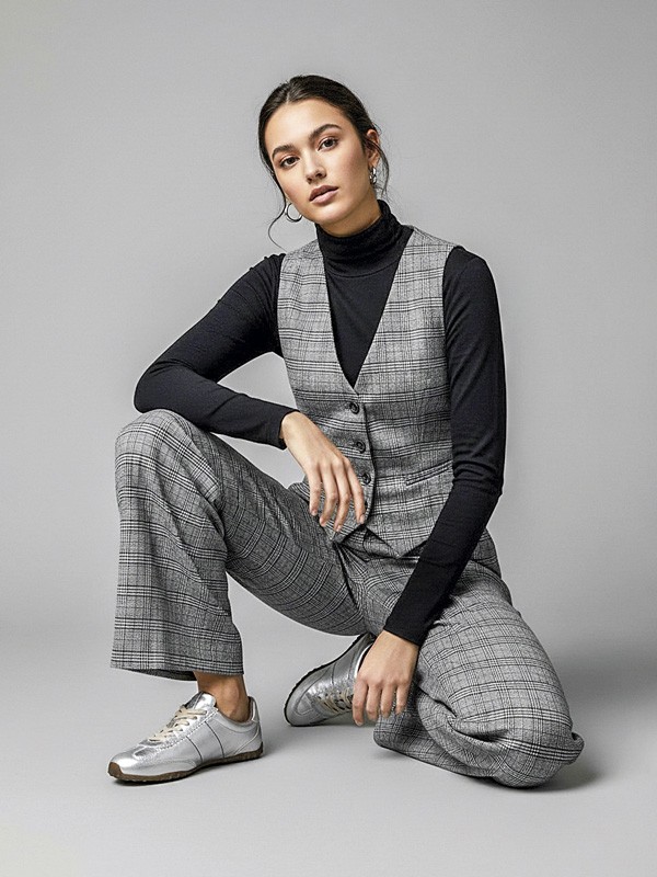 Sneakers metalizadas para mujer con brillo plateado urbano