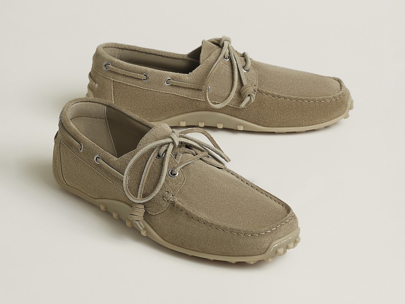 Náuticos masculinos combinan costuras moc, suelas y tonos neutros