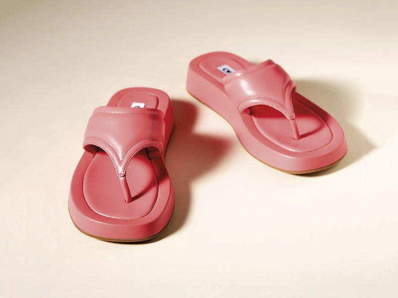 Flat slides / flip flops