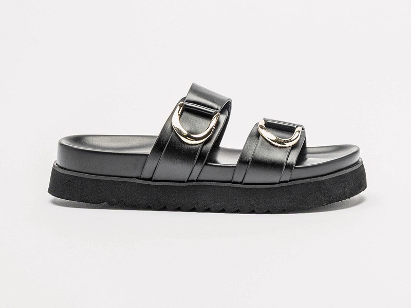 Herrajes transforman sandalias con hebillas, tachas y cruces