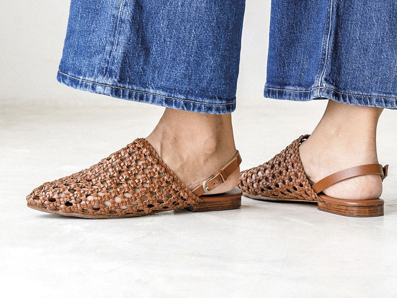 Pointed-toe mules