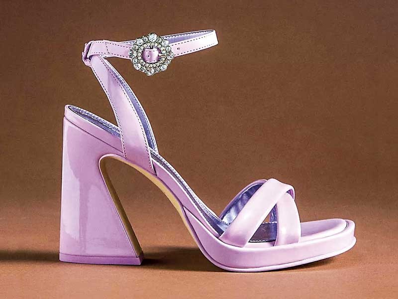 High sandals: Sober and elegant