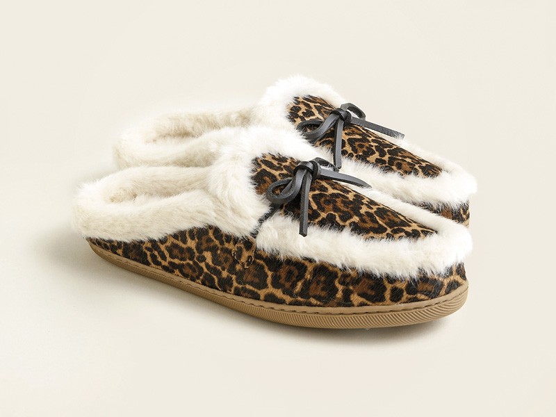 Animal print migra a botas y detalles utilitarios