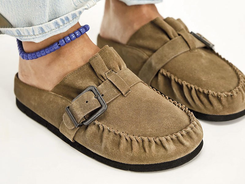MULER MUJER CALZADO TENDENCIA PRIMAVERA VERNAO 2026 2027 SERMA167descarga-(17).jpg Loafer-style mules activate bows, buckles and textures