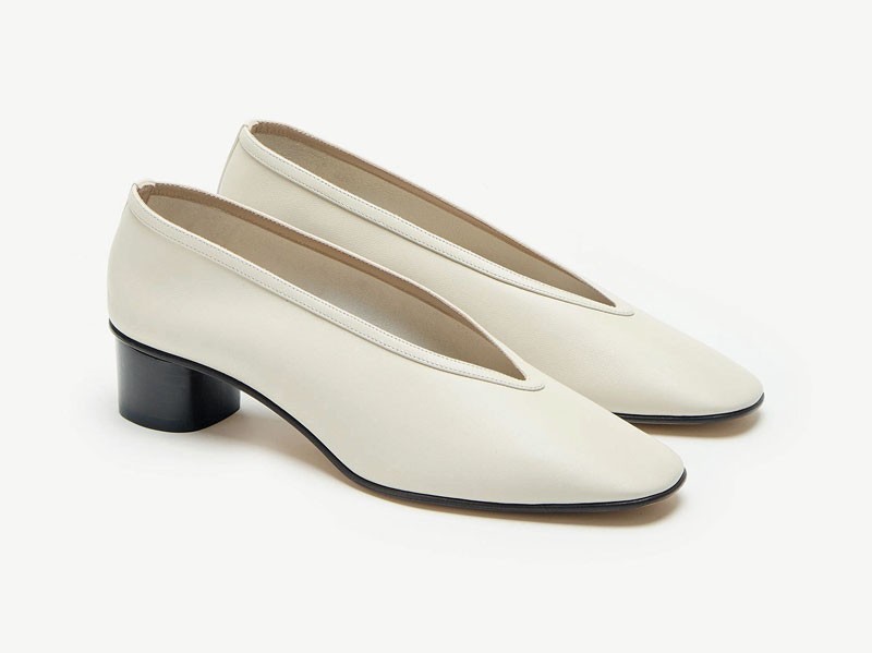 Zapatos altos combinan puntas finas, tramas y tacos