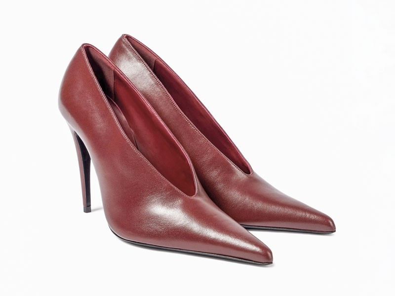Closed high heel shoes