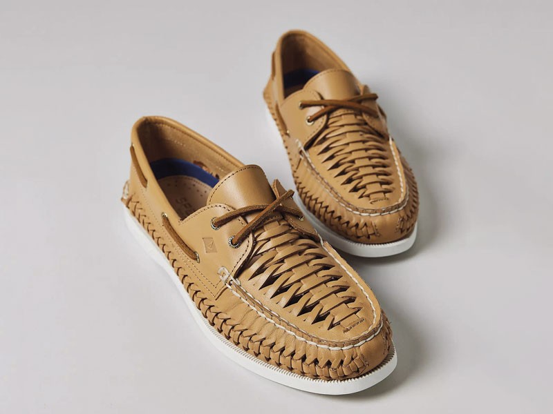 Mocasines folk combinan flecos, lazos y una paleta tierra