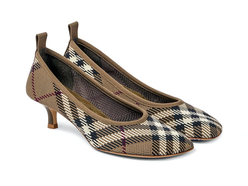 Closed high heel shoes