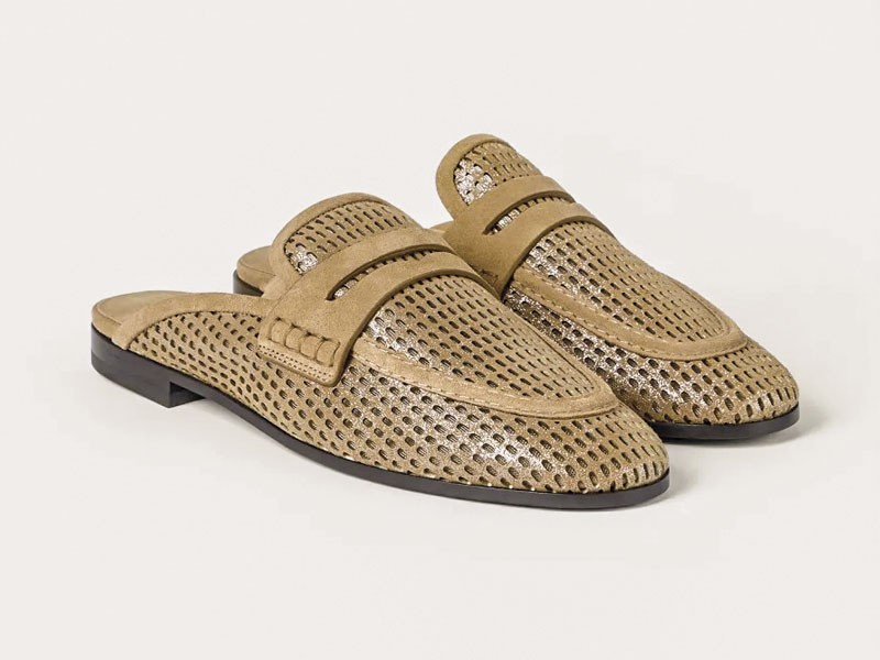 Mules tipo mocasín activan lazos, hebillas y texturas