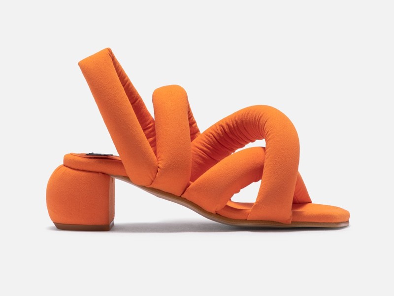 Trend in slides and sandals: Tubular and padded straps