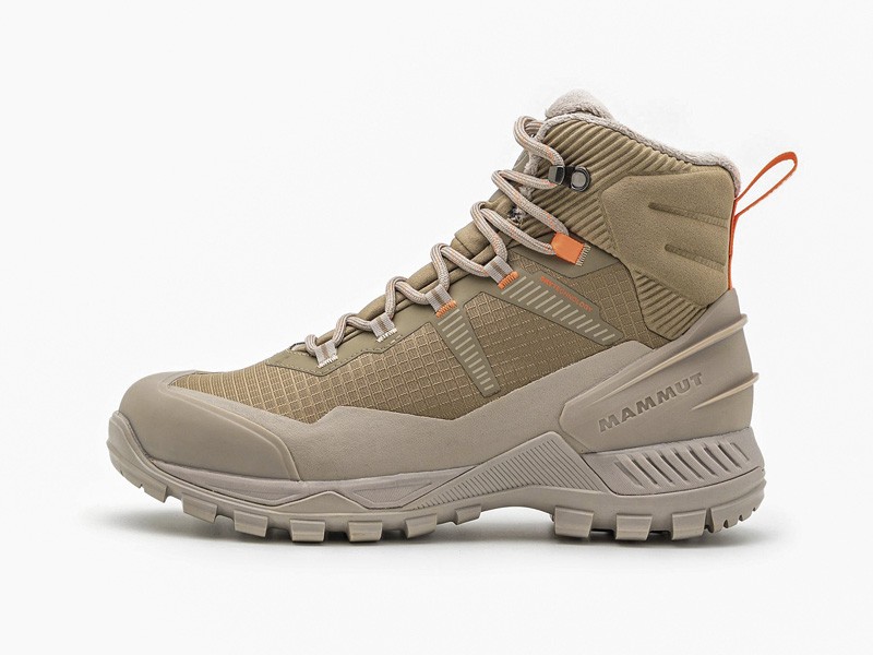 Outdoor boots with trekking DNA for the city