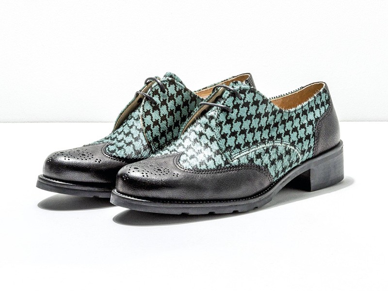 Lace-up flat shoes