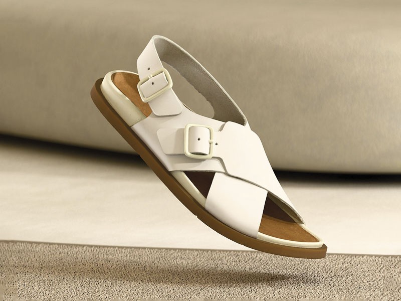 Sandalias femeninas aclaran tiras, hebillas y bases