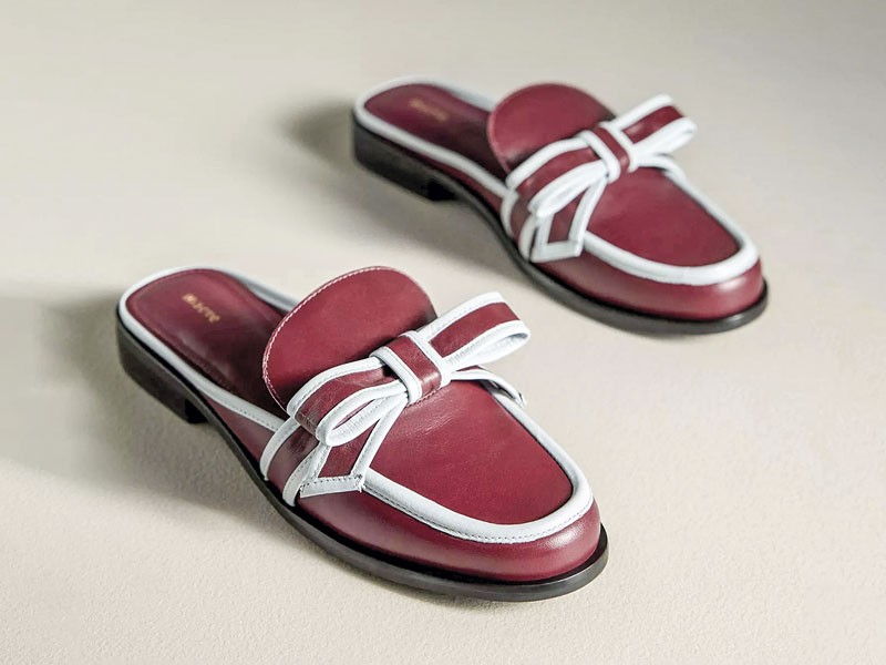 Mules tipo mocasín activan lazos, hebillas y texturas