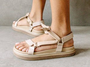 CALZADO-ZAPATO-MUJER-SANDALIAS-MODA-FOOTWEAR-SHOES-WOMAN-FASHION-SERMA-tied-together-stone-beige-sandal.jpg