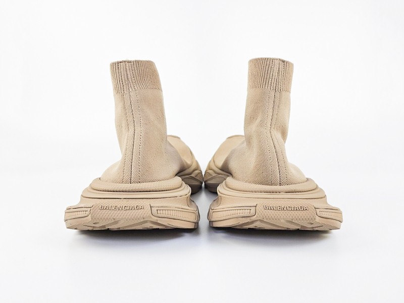 BALENCIAGA entra al futuro con las revolucionarias sneakers sock 3XL