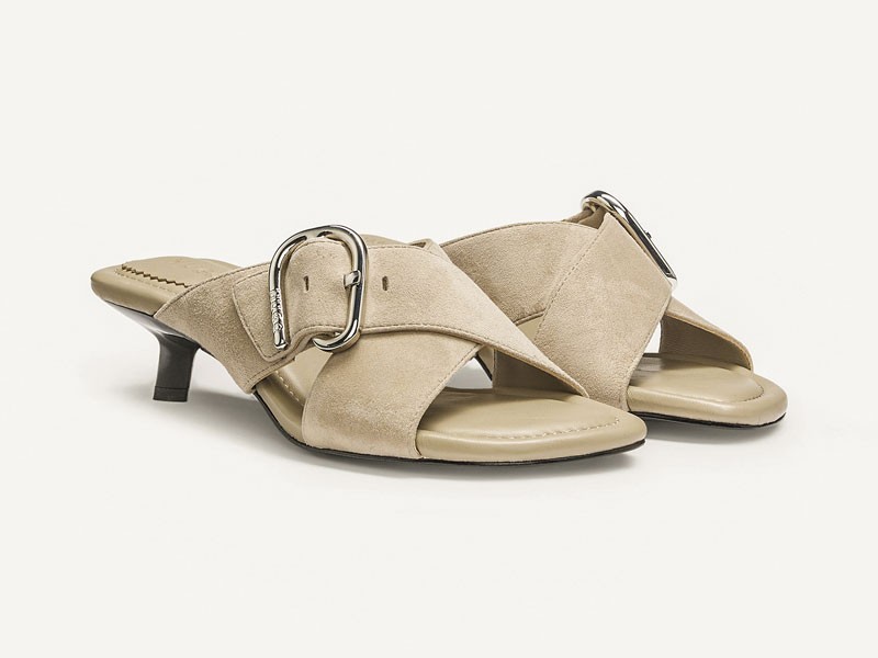 Sandalias altas equilibran tiras finas, color y volumen