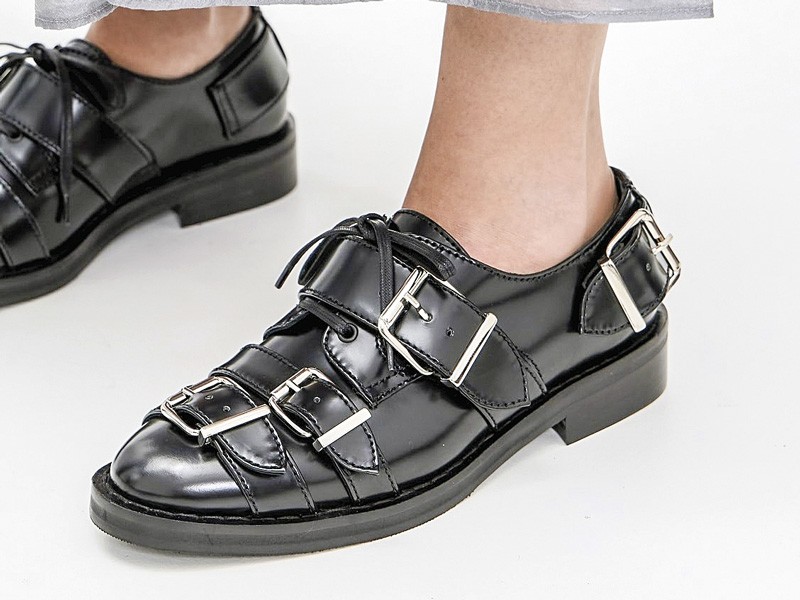 Low shoes with visible linings and soft volumes