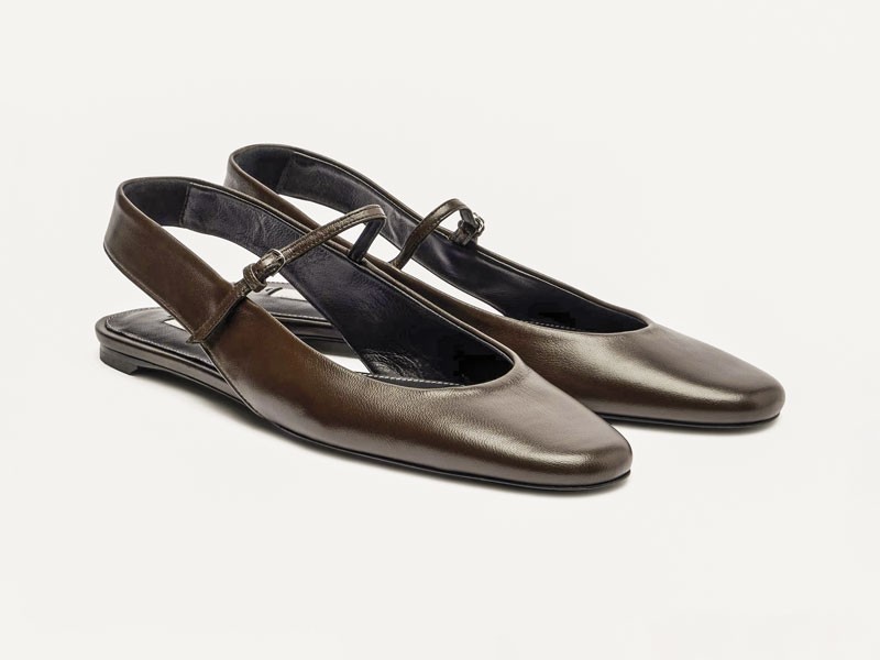 Slingback femeninos afinan puntas, brillo y talones