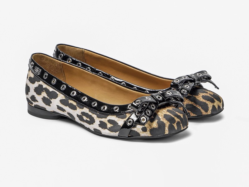 Printed ballerina flats focused on texture and contrast